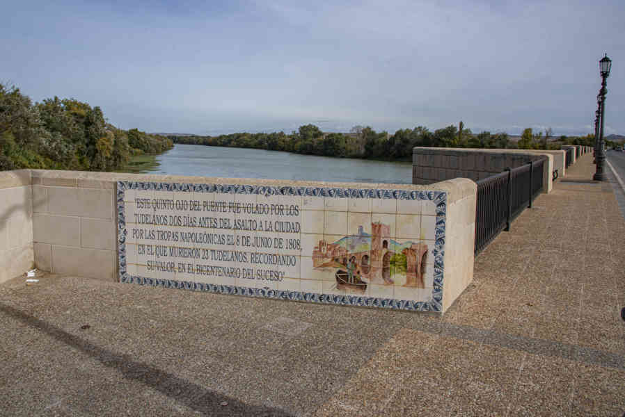 Comunidad Foral de Navarra 036 - Tudela - puente de Piedra - rio Ebro.jpg